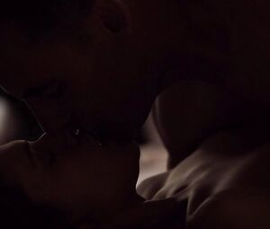 Amanda Righetti Sexy - Colony s01e07 (2016)