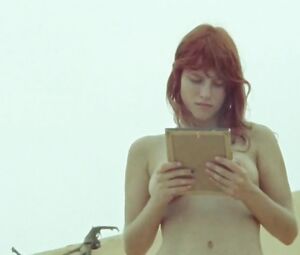 Elisa Heidrich Nude - Animal Politico (2017)