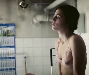Naomi Achternbusch, Clara Schramm Nude - Blind & Hasslich (2017)