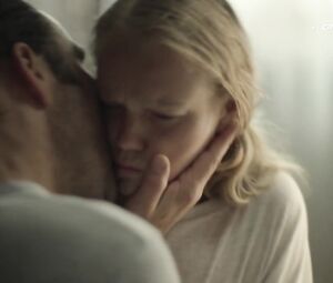 Juliana Olhova Nude - Spina (2017)