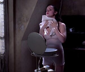 Christina Ricci Sexy - The Man Who Cried (2000)