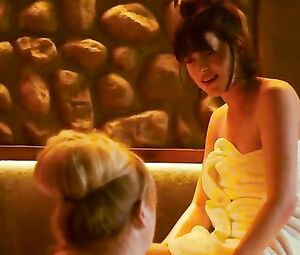 Dakota Johnson, Alison Brie, Leslie Man Sexy - How to Be Single (2016)