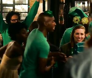 Dakota Johnson, Alison Brie, Leslie Man Sexy - How to Be Single (2016)