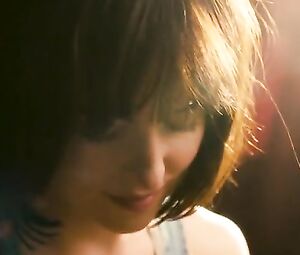 Dakota Johnson, Alison Brie, Leslie Man Sexy - How to Be Single (2016)