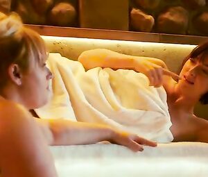 Dakota Johnson, Alison Brie, Leslie Man Sexy - How to Be Single (2016)