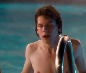 Kristen Stewart Sexy - Adventureland (2009)