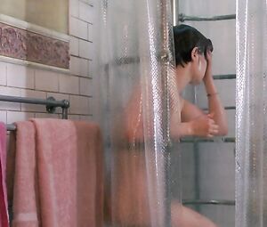 Jennifer Jason Leigh Nude - Single White Female (1992)