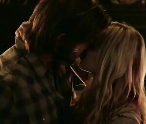 Laura Vandervoort Nude - Bitten (2014) s01e09