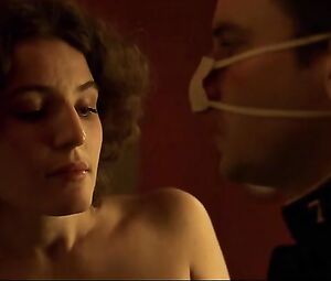 Maud Le Guenedal Nude - La Chambre des Officiers (FR 2001)