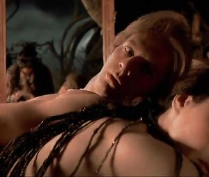 Monica Bellucci Nude - Le pacte des loups (2001)