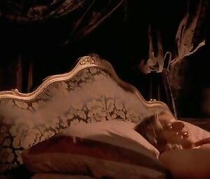 Monica Bellucci Nude - Le pacte des loups (2001)