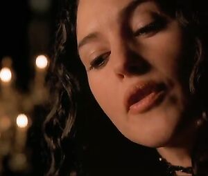 Monica Bellucci Nude - Le pacte des loups (2001)