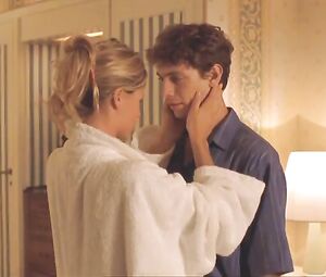 Michelle Hunziker Nude - Voglio stare sotto al letto (1999)