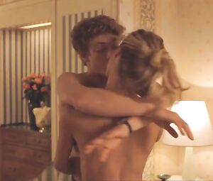 Michelle Hunziker Nude - Voglio stare sotto al letto (1999)