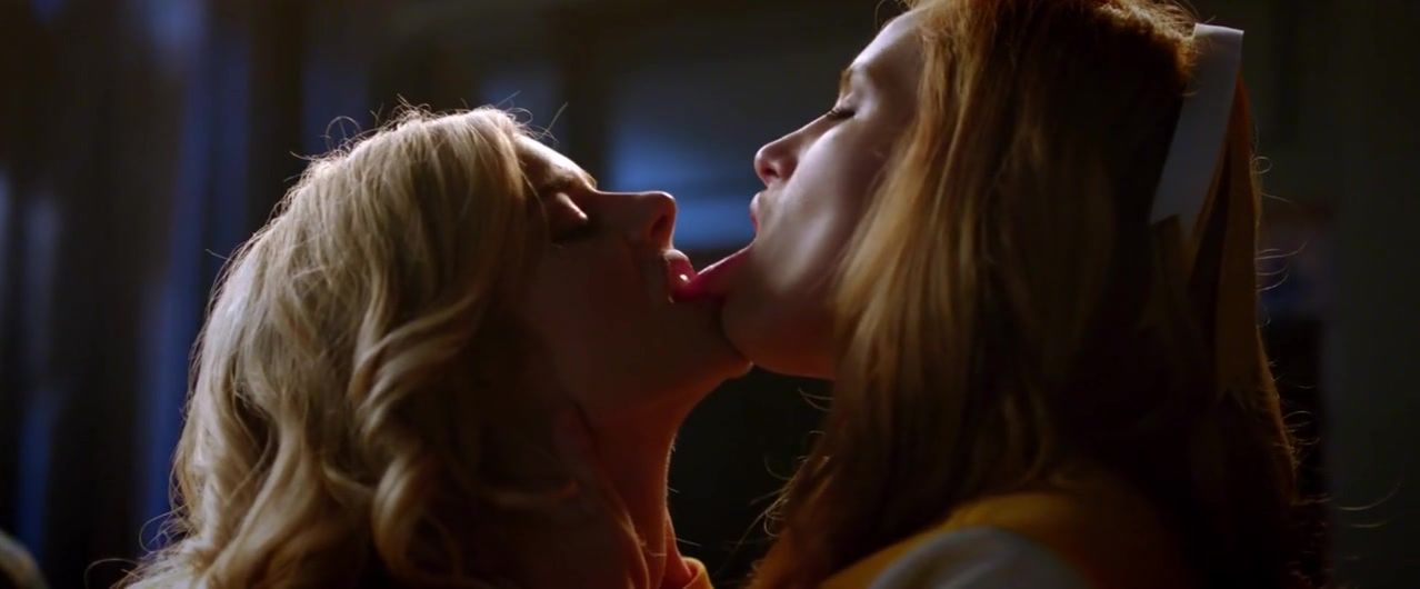 Bella Thorne & Samara Weaving Lesbian Kiss - The Babysitter ...