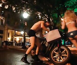 Emma Roberts sexy โ Nerve (2016)