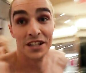 Emma Roberts sexy โ Nerve (2016)