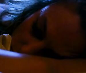 Charlbi Dean Kriek, Drea de Matteo sexy – Don’t Sleep (2017)