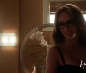 Jennifer Love Hewitt sexy โ The Client List s01e03 (2012)