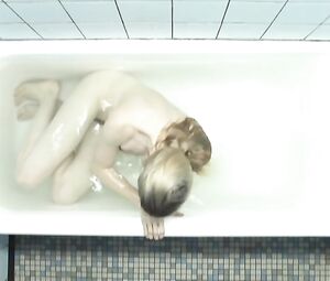 Mille Lehfeldt Nude - Smukke mennesker (2010)