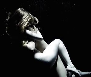 Maria Winther Olsen, Elin Morkore Dalberg Nude - Som engle vi falder (2014)