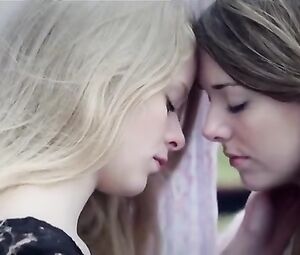 Maria Winther Olsen, Elin Morkore Dalberg Nude - Som engle vi falder (2014)