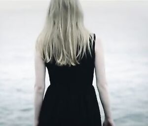 Maria Winther Olsen, Elin Morkore Dalberg Nude - Som engle vi falder (2014)