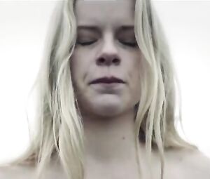 Maria Winther Olsen, Elin Morkore Dalberg Nude - Som engle vi falder (2014)