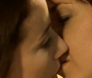 Guardami - Lesbian Sex Movie