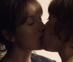 Hot Lesbian Scene - A trois on y va