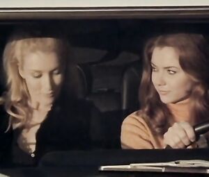 Je suis une nymphomane - Vintage Sexy Lesbian Video