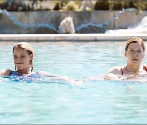 Lesbians in Pool - Affenkonig