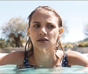 Lesbians in Pool - Affenkonig