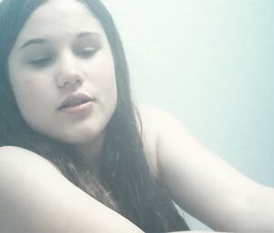 Sophia Leboutte, Julie Neenemaggi nude - Thermes (2010)