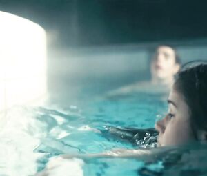 Sophia Leboutte, Julie Neenemaggi nude - Thermes (2010)