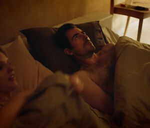Elisabeth Moss naked - The Square (2017)