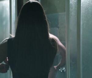 Violet Ryder, Sofia Vergara nude - Bent (2018)